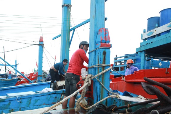 Ứng phó bão RAI: Quảng Ngãi kêu gọi tàu thuyền trú tránh an toàn trước 10 giờ ngày 18-12 ảnh 3