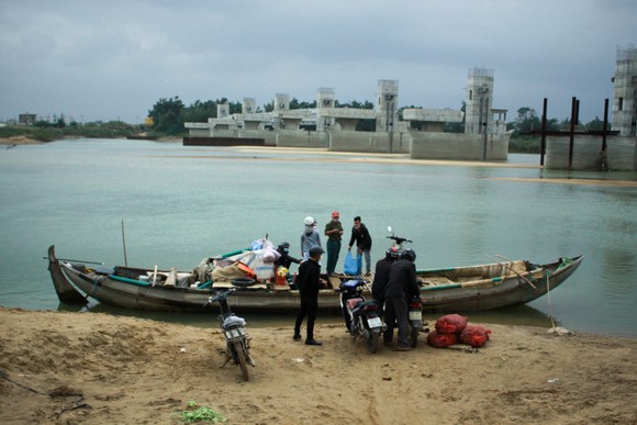 Quảng Ngãi: Hàng trăm hộ dân bị cô lập giữa sông Trà Khúc hơn 1 tháng qua ảnh 3