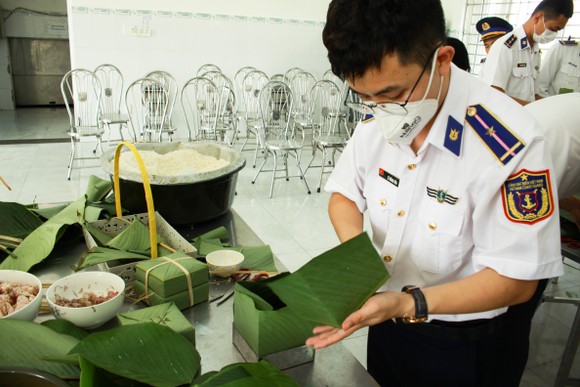 Chiến sĩ Cảnh sát biển gói bánh chưng đón Tết Nguyên đán Nhâm Dần ảnh 13