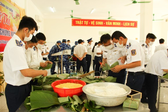 Chiến sĩ Cảnh sát biển gói bánh chưng đón Tết Nguyên đán Nhâm Dần ảnh 3