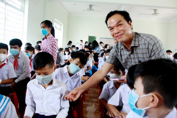 Nguyên Bộ trưởng Bộ GTVT Hồ Nghĩa Dũng thăm Trung tâm nuôi dạy trẻ khuyết tật Võ Hồng Sơn ảnh 2