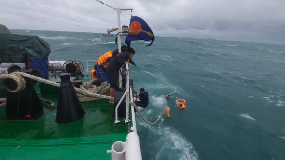 Quảng Ngãi: Đã cứu được 5 ngư dân bị chìm tàu, đang truy tìm 4 ngư dân mất tích ảnh 1