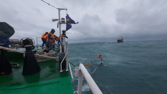 Quảng Ngãi: Đã cứu được 5 ngư dân bị chìm tàu, đang truy tìm 4 ngư dân mất tích ảnh 2