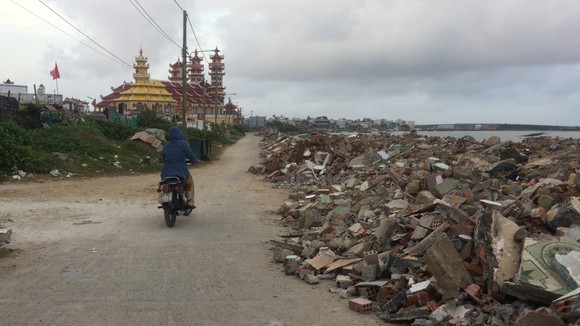 Huyện Lý Sơn cấm đổ phế thải xây dựng tại tuyến đường đi qua chùa Đục và đền thờ Phật Mẫu ảnh 1