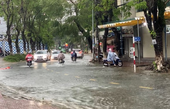 Mưa lớn, nhiều tuyến đường ở TP Quảng Ngãi bị ngập ảnh 2