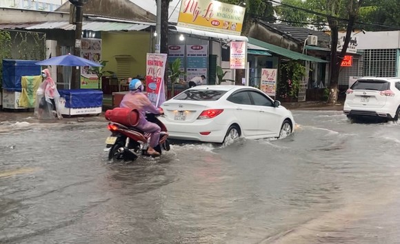 Mưa lớn, nhiều tuyến đường ở TP Quảng Ngãi bị ngập ảnh 4