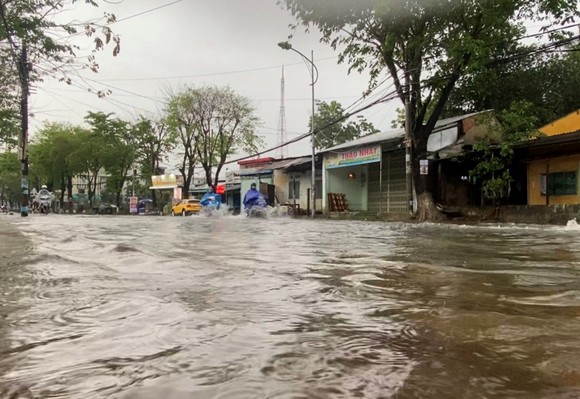 Mưa lớn, nhiều tuyến đường ở TP Quảng Ngãi bị ngập ảnh 5