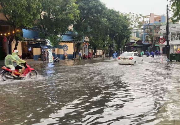 Mưa lớn, nhiều tuyến đường ở TP Quảng Ngãi bị ngập ảnh 1