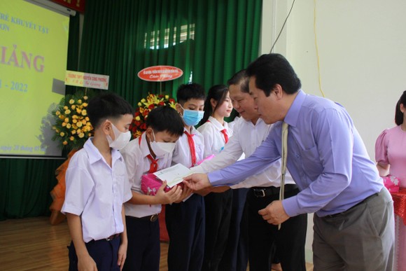Gần 1,8 tỷ đồng ủng hộ Trung tâm Nuôi dạy trẻ khuyết tật Võ Hồng Sơn ảnh 4