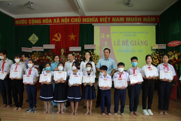Gần 1,8 tỷ đồng ủng hộ Trung tâm Nuôi dạy trẻ khuyết tật Võ Hồng Sơn ảnh 1