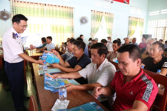 Tuyên truyền, vận động chống khai thác bất hợp pháp cho ngư dân Quảng Ngãi ảnh 1