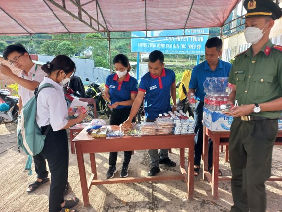 Những suất cơm miễn phí tiếp sức thí sinh mùa thi ở miền núi Sơn Tây (Quảng Ngãi) ảnh 5