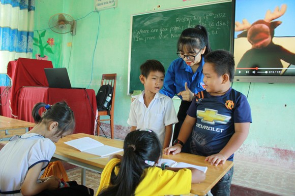 Lớp tiếng Anh miễn phí cho học sinh H’rê ở Quảng Ngãi ảnh 3