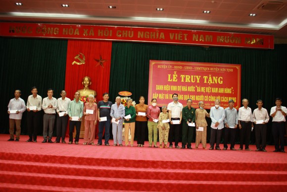 Truy tặng danh hiệu Bà mẹ Việt Nam anh hùng cho mẹ liệt sĩ ảnh 7