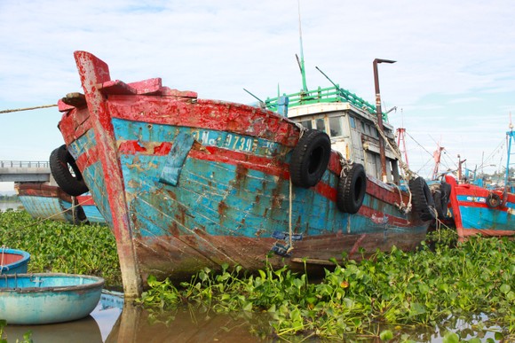 Quảng Ngãi: Nhiều tàu cá tiền tỷ vướng nợ ngân hàng chờ bán bị chìm nơi neo đậu ảnh 5