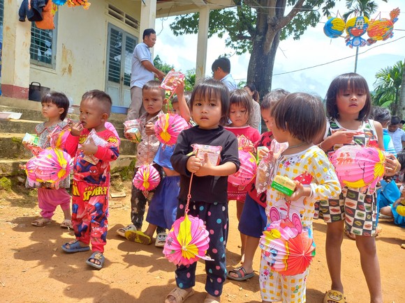 Niềm vui Tết Trung thu của trẻ em vùng núi Quảng Ngãi ảnh 15
