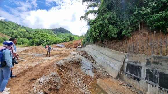 Quảng Ngãi: Đẩy nhanh tiến độ khắc phục sạt lở bờ sông trước mùa mưa bão ảnh 1