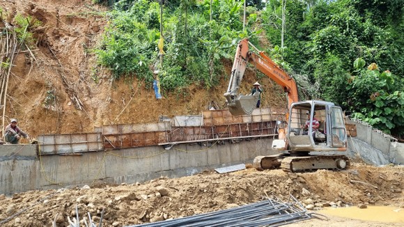 Quảng Ngãi: Đẩy nhanh tiến độ khắc phục sạt lở bờ sông trước mùa mưa bão ảnh 2