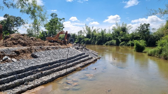 Quảng Ngãi: Đẩy nhanh tiến độ khắc phục sạt lở bờ sông trước mùa mưa bão ảnh 5