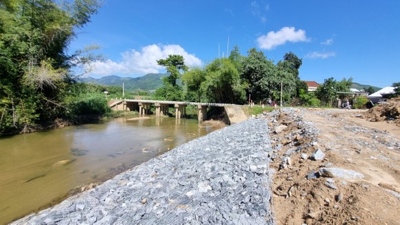 Quảng Ngãi: Đẩy nhanh tiến độ khắc phục sạt lở bờ sông trước mùa mưa bão ảnh 6