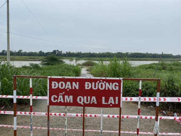 Quảng Ngãi: Nước sông Trà Khúc dâng cao, 350 hộ dân bị cô lập ảnh 1