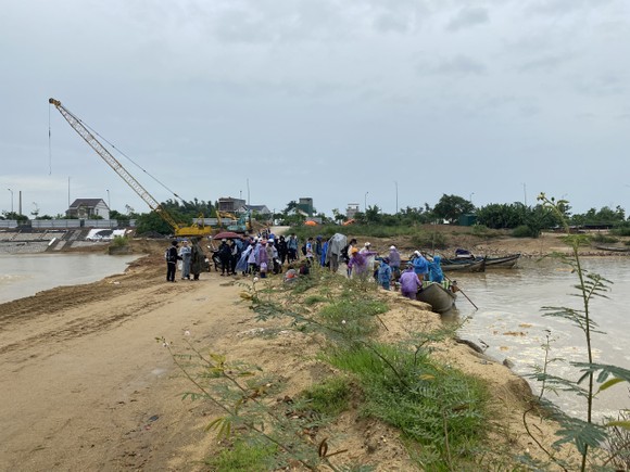Quảng Ngãi: Nước sông Trà Khúc dâng cao, 350 hộ dân bị cô lập ảnh 3