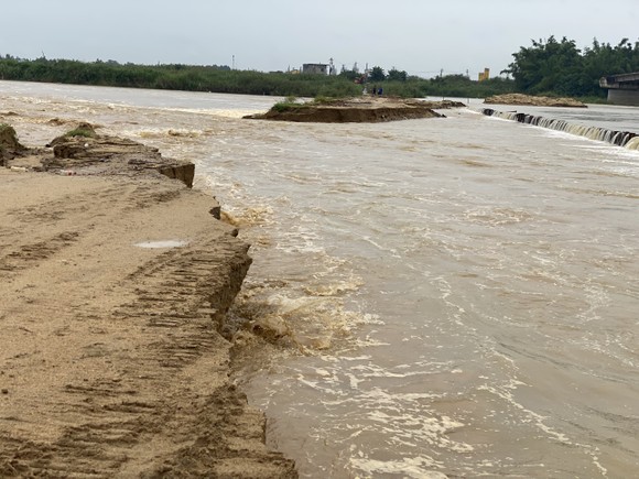 Quảng Ngãi: Nước sông Trà Khúc dâng cao, 350 hộ dân bị cô lập ảnh 2