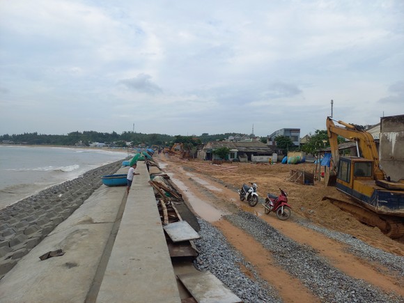 Người dân ven biển tỉnh Quảng Ngãi hối hả phòng chống bão số 4 ảnh 19