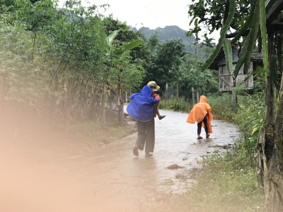 Quảng Ngãi: Vận động, di dời người dân ở vùng nguy hiểm đến nơi an toàn trú bão ảnh 16