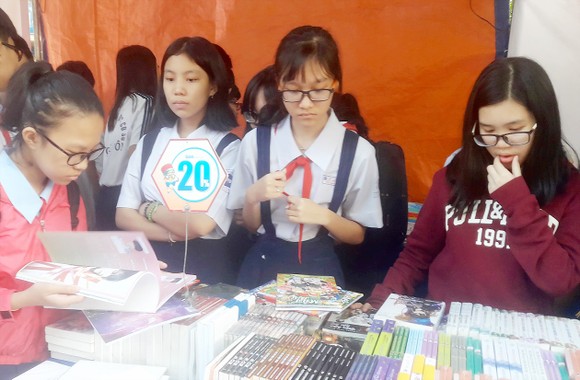 Học sinh sôi nổi tham gia ngày hội sách ảnh 1