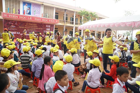 Tặng 601 xe đạp, 2.000 phần quà cho học sinh vượt khó ở Thanh Hóa và Ninh Bình ảnh 2