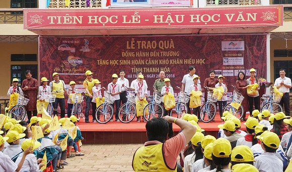 Tặng 601 xe đạp, 2.000 phần quà cho học sinh vượt khó ở Thanh Hóa và Ninh Bình