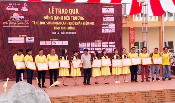 Tặng 601 xe đạp, 2.000 phần quà cho học sinh vượt khó ở Thanh Hóa và Ninh Bình ảnh 3