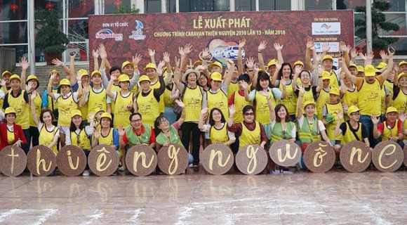 Tặng 601 xe đạp, 2.000 phần quà cho học sinh vượt khó ở Thanh Hóa và Ninh Bình ảnh 1