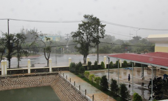Cần Giờ mưa to, gió giật mạnh, phà Bình Khánh phải hoạt động để cấp cứu bệnh nhân ảnh 5