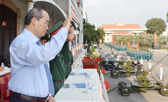Bí thư Thành ủy TPHCM Nguyễn Thiện Nhân: Xây dựng TPHCM thành khu vực phòng thủ vững chắc ảnh 1