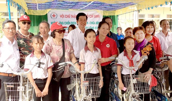 Đoàn thầy thuốc tình nguyện tặng xe đạp cho học sinh nghèo 