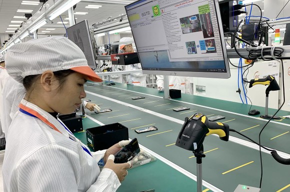 Sản xuất điện thoại di động tại nhà máy Vsmart,  sản phẩm “Make in Vietnam”. Ảnh: T.BA