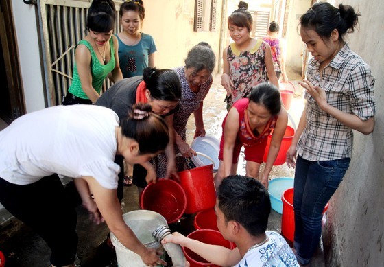 Sự cố nước sông Đà nhiễm hóa chất đã khiến cuộc sống người dân ở Hà Nội đảo lộn