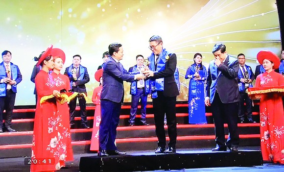 CEO AVA Windows được trao tặng giải thưởng Doanh nhân trẻ Việt Nam tiêu biểu 2019 ảnh 1