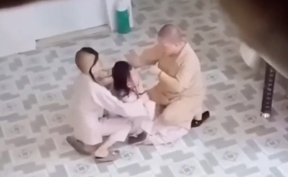 Hình ảnh sư cô ở chùa Long Nguyên (quận 4, TPHCM) hành xử bạo lực một tiểu ni, khiến dư luận bức xúc.Ảnh cắt từ clip