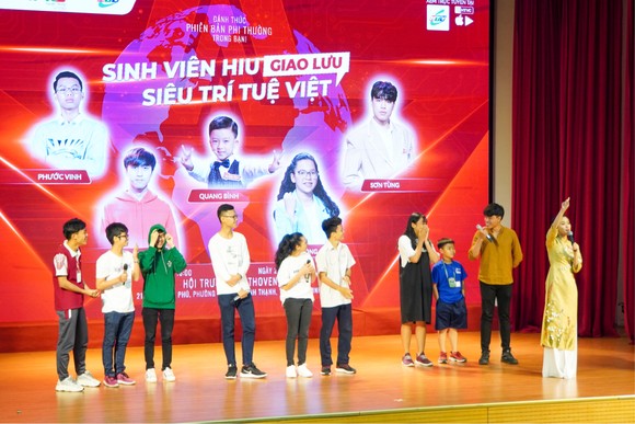 Đại học Quốc tế Hồng Bàng trao học bổng tài năng cho 'Siêu trí tuệ Việt' ảnh 2