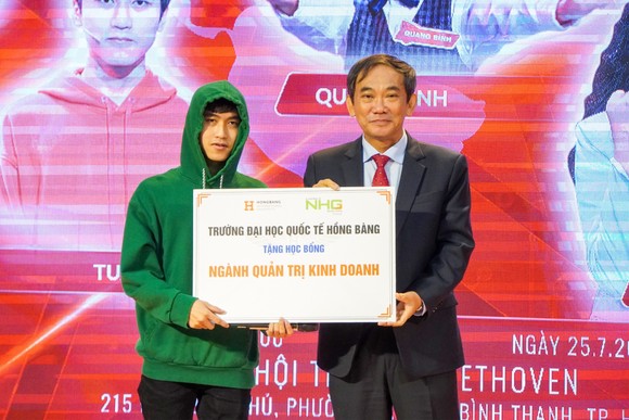 Đại học Quốc tế Hồng Bàng trao học bổng tài năng cho 'Siêu trí tuệ Việt' ảnh 1