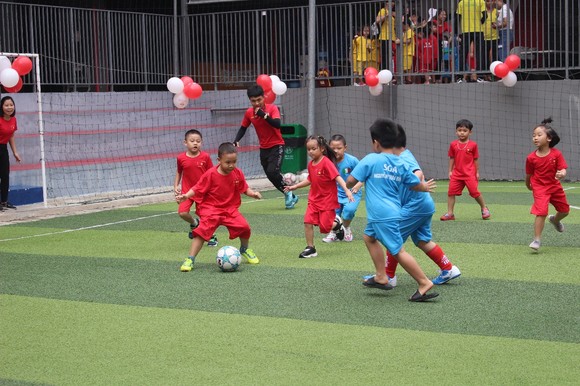 Các bé được rèn luyện sự dẻo dai và tinh thần tập thể trong bộ môn được nhiều người yêu thích - bóng đá