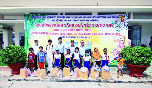 Tập đoàn Xây dựng Hòa Bình tặng quà cho các em nhỏ có hoàn cảnh khó khăn tại 4 huyện vùng biên giới tỉnh Tây Ninh ảnh 2