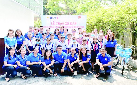 Chi đoàn thanh niên Công ty XSKT TPHCM trao xe đạp cho con của người bán vé số lẻ hiếu học có hoàn cảnh khó khăn và đạt thành tích trong học tập năm 2020 ảnh 1