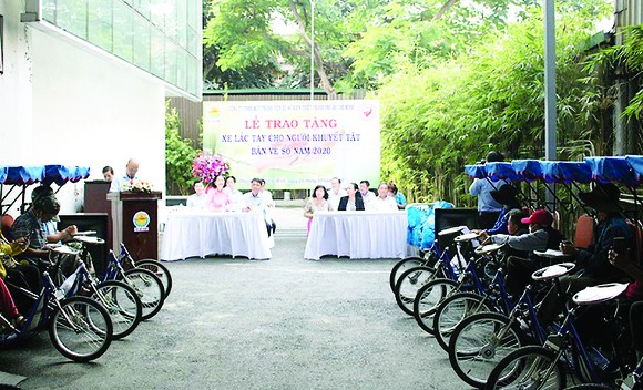 Công ty XSKT TPHCM trao tặng 30 xe lắc, xe lăn cho người bán vé số khuyết tật