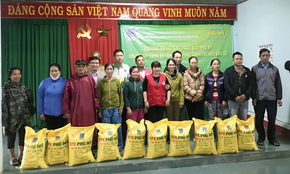 Trao tặng 280 tấn phân bón Phú Mỹ hỗ trợ bà con bị thiệt hại do bão lũ ảnh 1