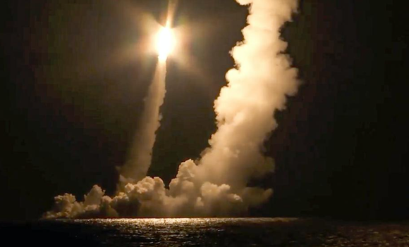 Tên lửa đạn đạo liên lục địa được phóng bởi tàu ngầm hạt nhân Vladimir Monomakh từ Sera, biển Okhotsk, Nga. Ảnh: AP