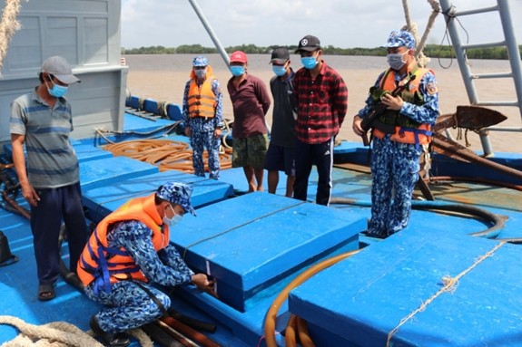 Tổ công tác Bộ Tư lệnh Vùng Cảnh sát biển 4 tiến hành kiểm tra tang vật